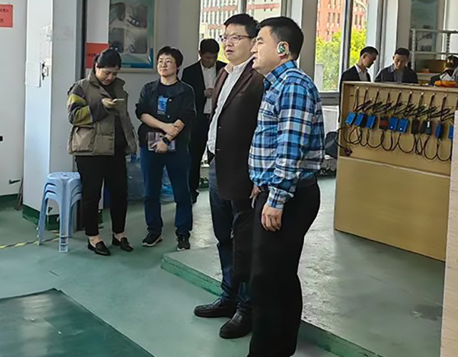 市經(jīng)信局副局長楊雄文帶隊，蒼南縣經(jīng)信局趙局、壽局陪同來公司調研的新聞圖片